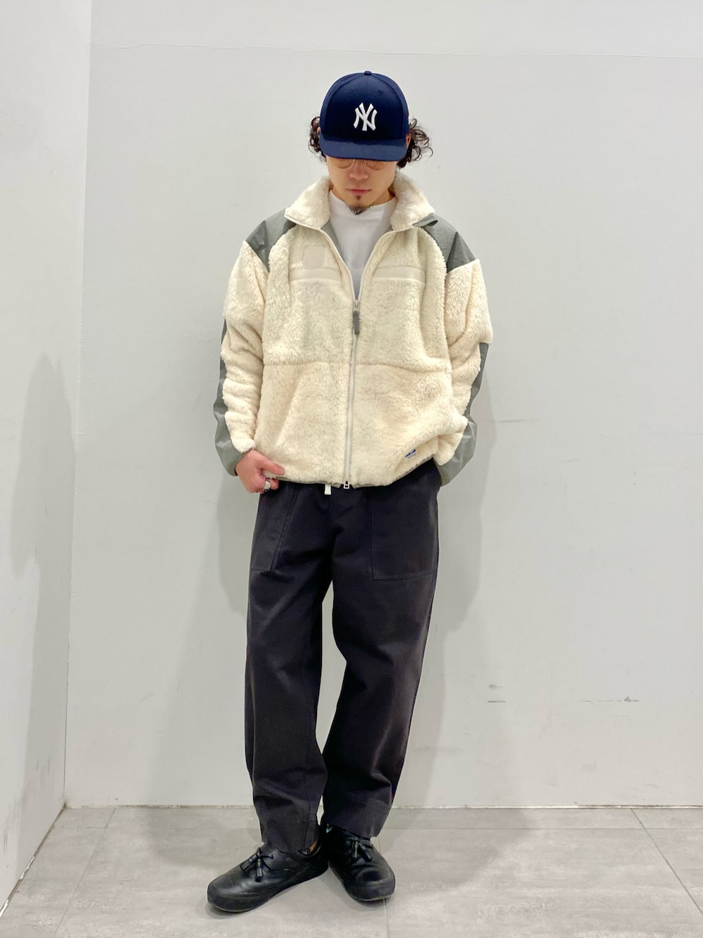ベージュ系のブルゾン、ブラック系のチノパンツを着用したメンズの秋コーディネートの1枚目の写真