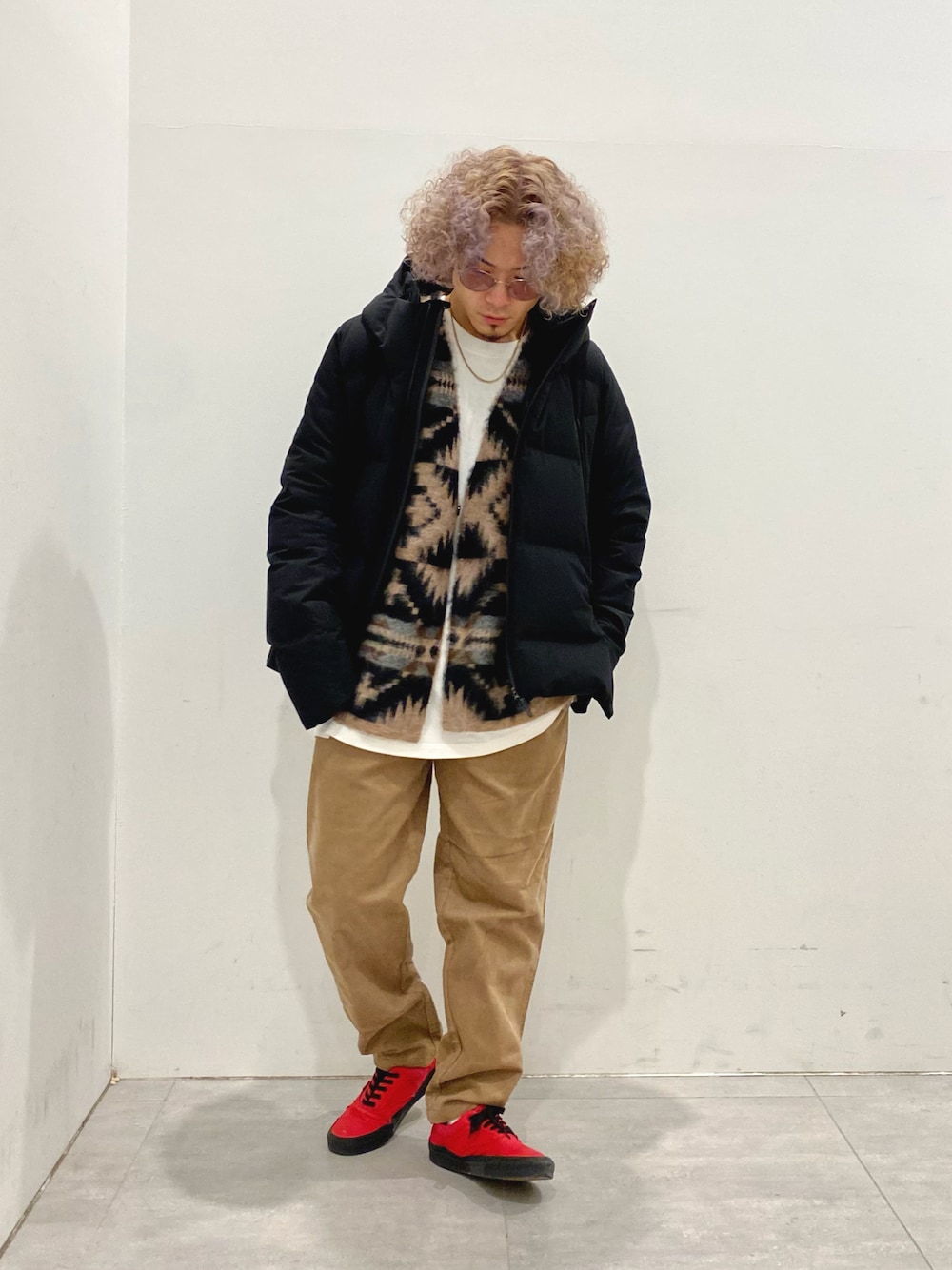 ブラック系のダウンジャケット/コート、ベージュ系のカーディガン/ボレロ、ベージュ系のその他パンツを着用したメンズの冬コーディネートの1枚目の写真