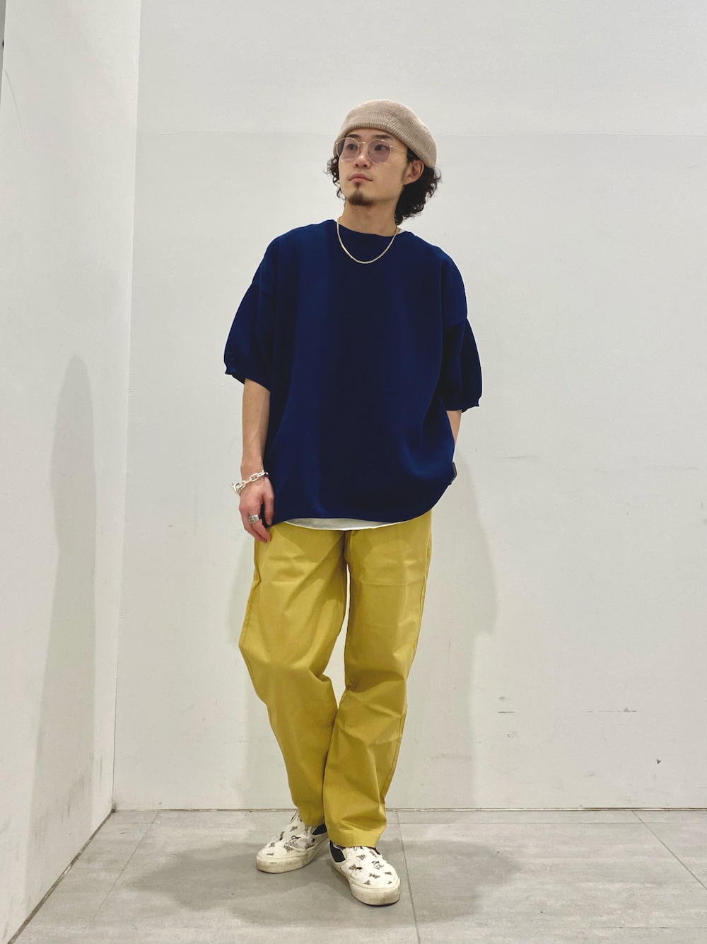 ブルー系のニット/セーター、ベージュ系のその他パンツを着用したメンズの春コーディネートの1枚目の写真