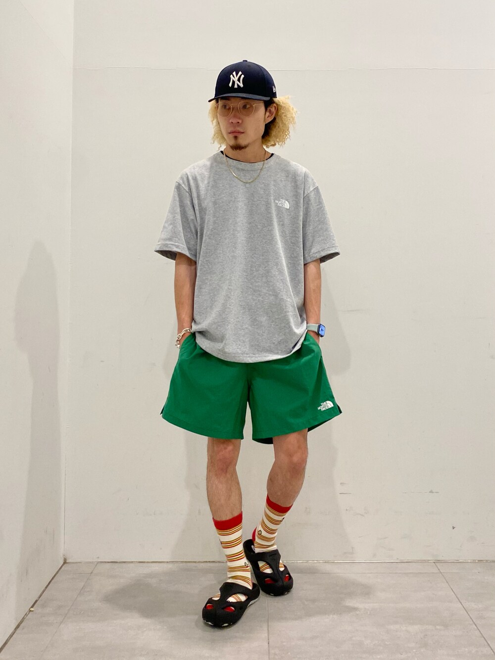 グレー系のTシャツ/カットソー、グリーン系のその他パンツ、ブラック系のサンダルを着用したメンズの夏コーディネートの1枚目の写真