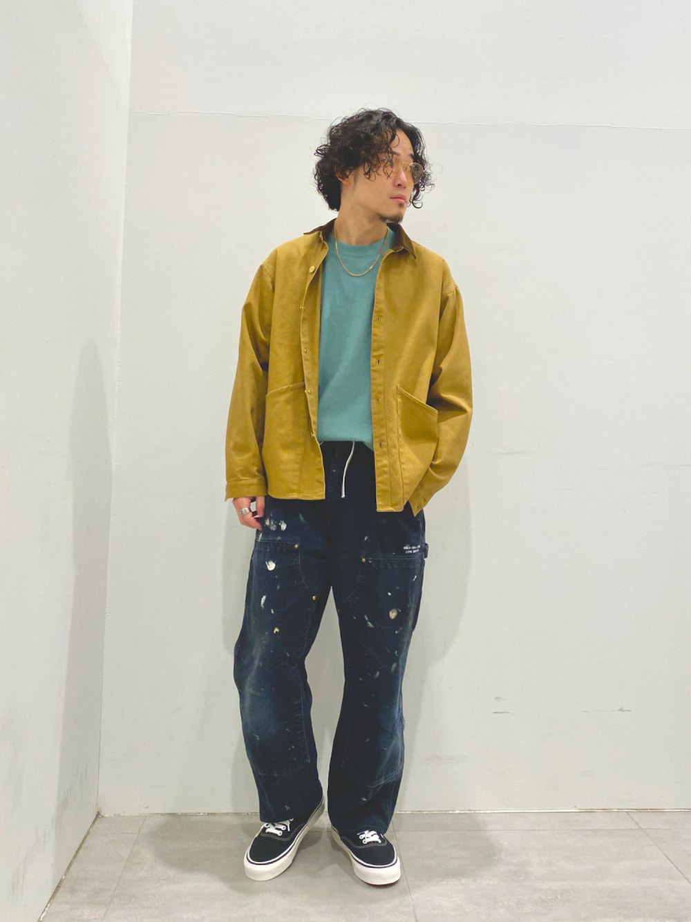 「スニーカー、ビッグシルエット、ベージュ、カバーオール、オーバーサイズ、ワークシャツ、ワイドパンツ、シャツジャケット、ペイント、メガネ男子、カジュアルコーデ、relume」｜「SMITH'Sの【SMITH'S/スミス】別注 TWILL オーバーサイズワークシャツ（カバーオール、イエロー系）」を使った、kobaさん（メンズ・170cm）の秋コーディネートの1枚目の写真