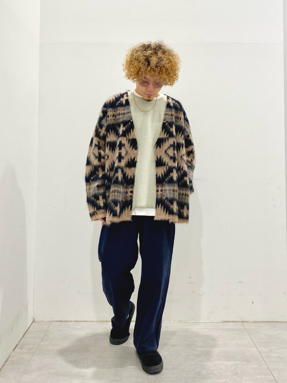 ベージュ系のスウェット、ベージュ系のカーディガン/ボレロ、ブラック系のその他パンツを着用したメンズの秋コーディネートの1枚目の写真