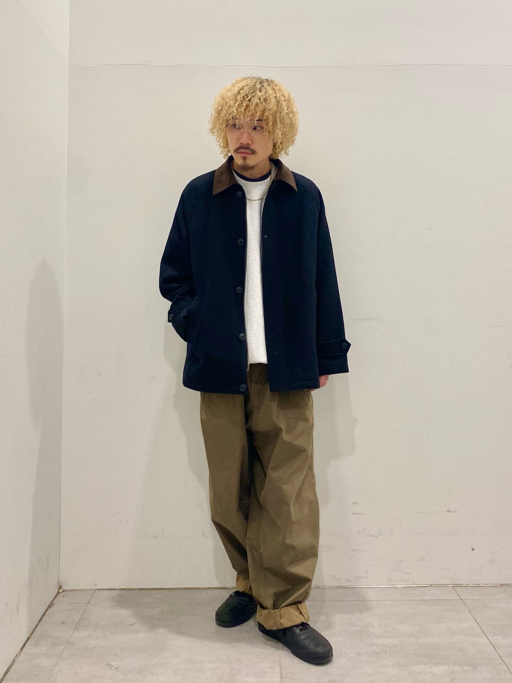 ブルー系のブルゾン、グレー系のスウェットを着用したメンズの秋コーディネートの1枚目の写真