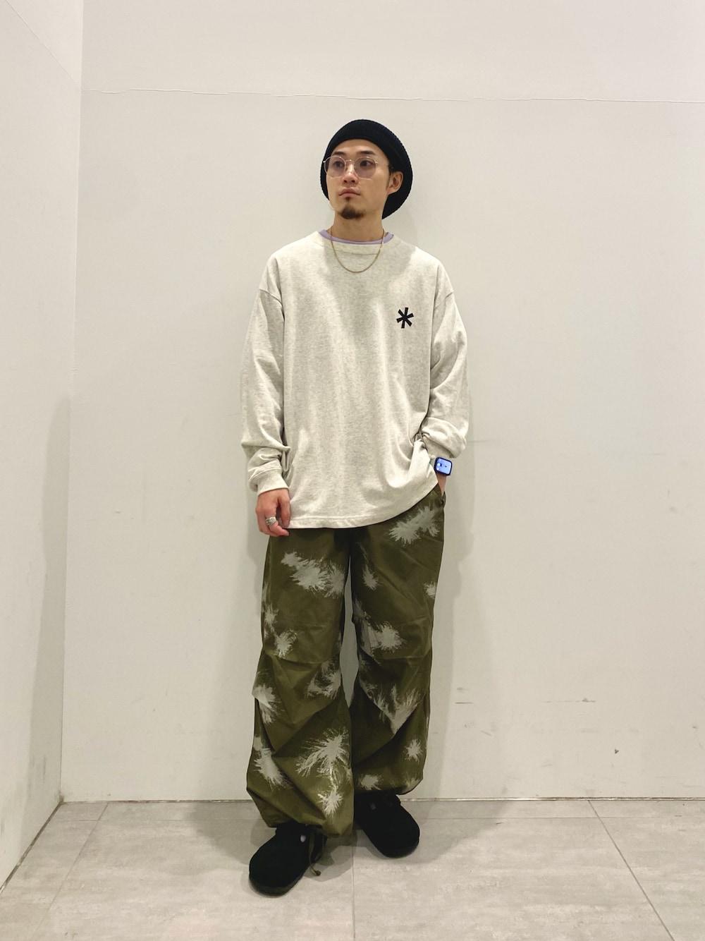 ホワイト系のTシャツ/カットソー、グリーン系のその他パンツを着用したメンズの夏コーディネートの1枚目の写真