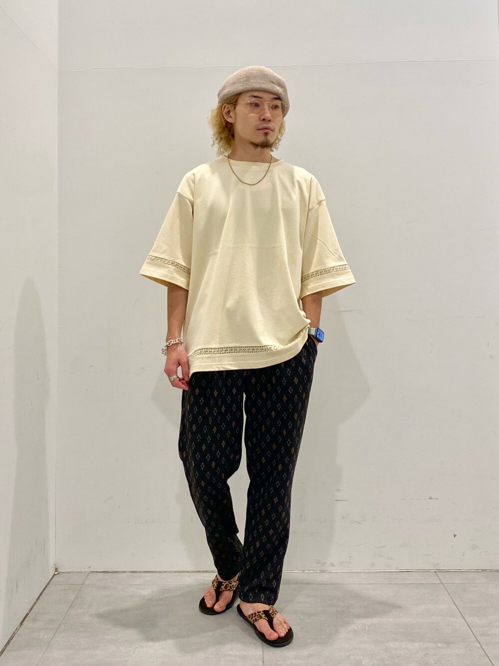 ホワイト系のTシャツ/カットソー、ブラック系のその他パンツを着用したメンズの夏コーディネートの1枚目の写真