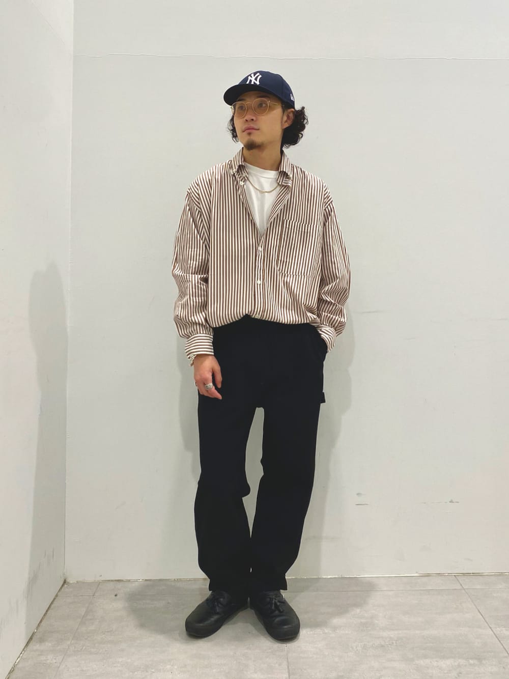 「ストライプ、きれいめカジュアル、ブラウン、大人コーデ、秋のコーデ、キャップ、メガネ男子、relume、ゆるパンツ、シャツ、ボタンダウンシャツ」｜「JOURNAL STANDARD relumeのオーバーサイズ ボタンダウンストライプシャツ（シャツ/ブラウス、ブラウン系）」を使った、kobaさん（メンズ・170cm）の秋コーディネートの1枚目の写真