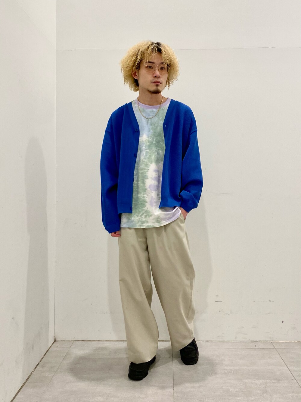 ブルー系のカーディガン/ボレロを着用したメンズの春コーディネートの1枚目の写真