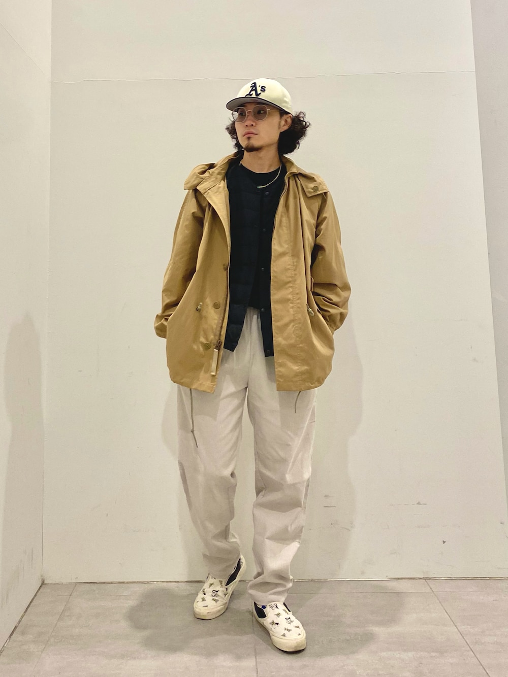 ベージュ系のモッズコート、ブラック系のダウンジャケット/コート、グレー系のその他パンツを着用したメンズの秋コーディネートの1枚目の写真