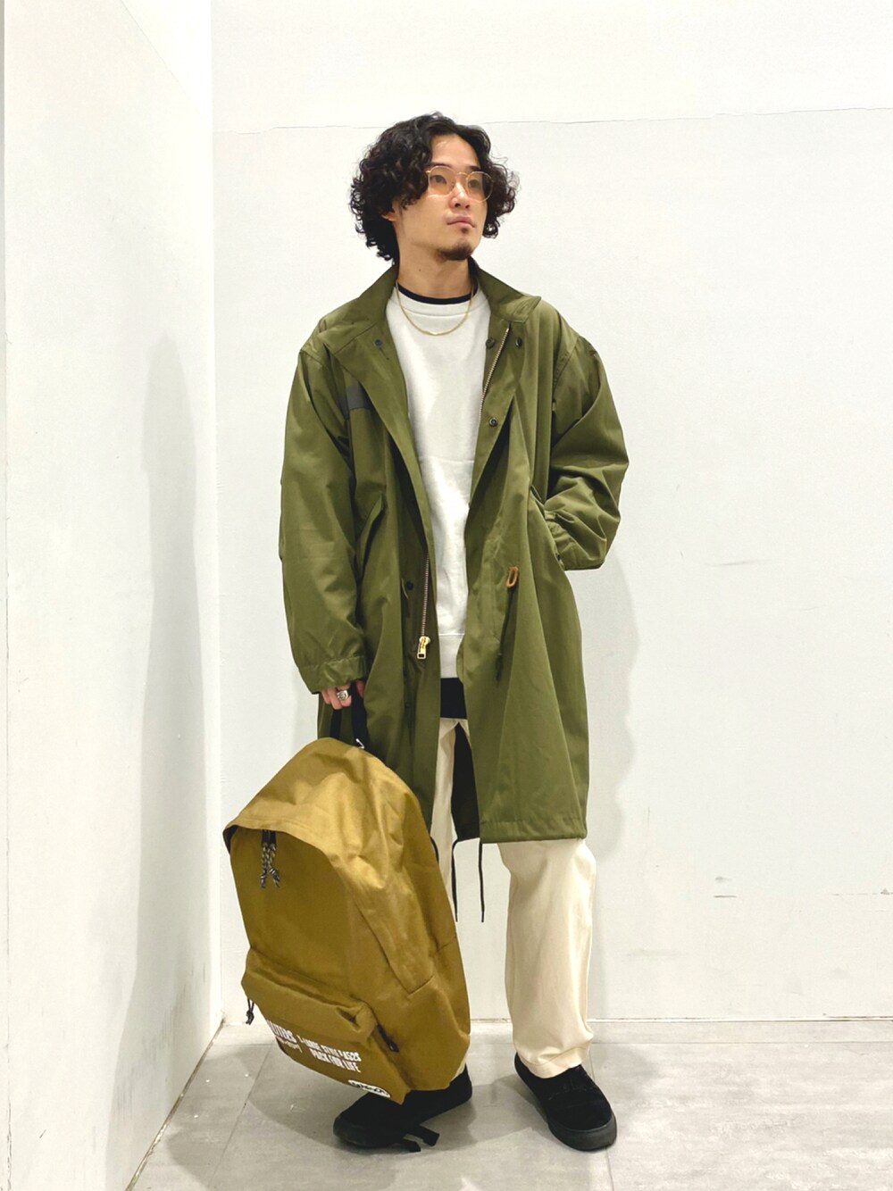 「モッズコート、ミリタリー、オーバーサイズ、カーキ、メガネ男子、relume、秋コーデ、シェフパンツ、OUTDOOR PRODUCTS、秋トレンド2021」｜「JOURNAL STANDARD relumeのCALIFORNIA モッズコート（モッズコート、グリーン系）」を使った、kobaさん（メンズ・170cm）の秋コーディネートの1枚目の写真