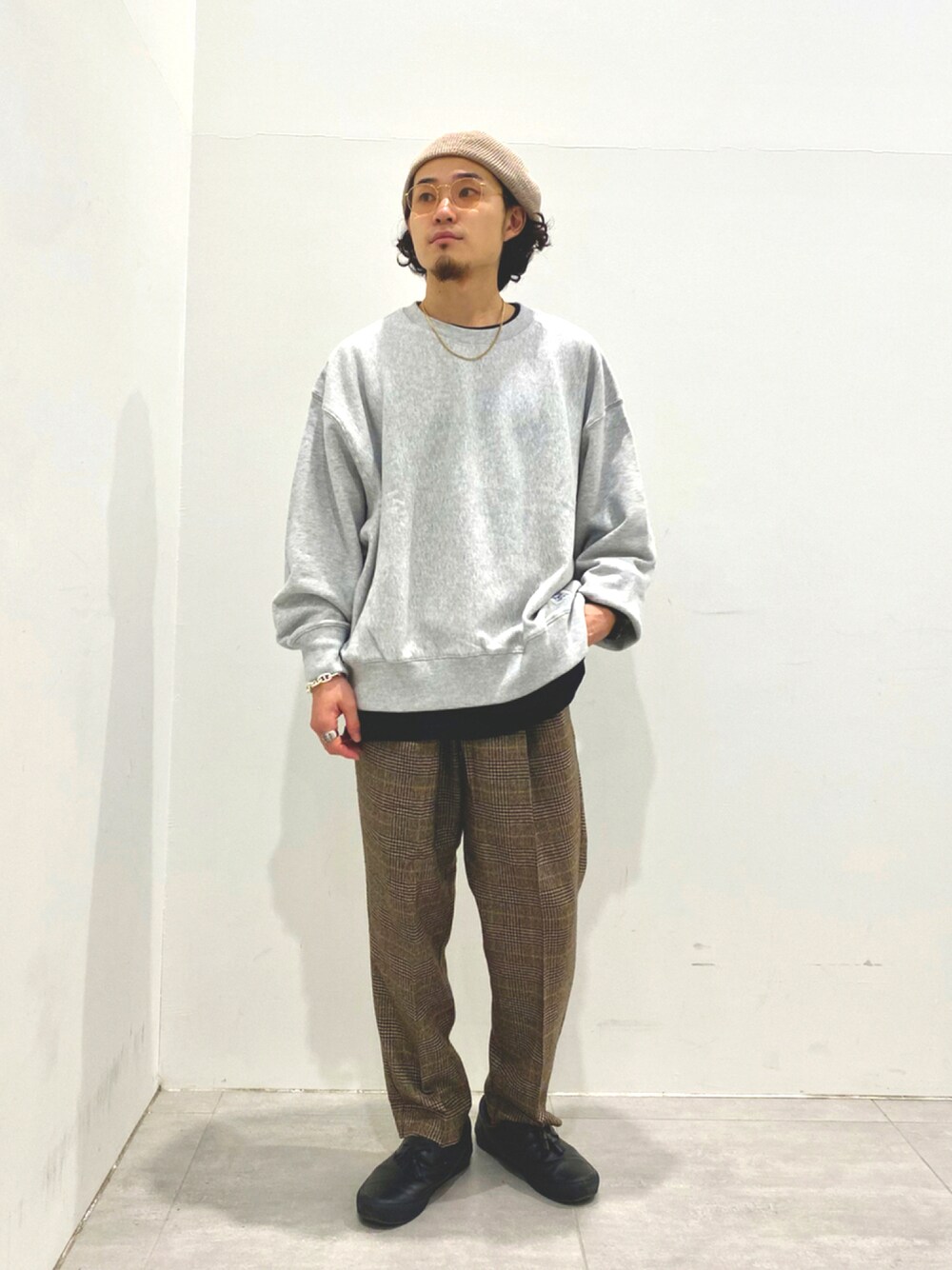 グレー系のスウェット、ブラウン系のスラックスを着用したメンズの秋コーディネートの1枚目の写真