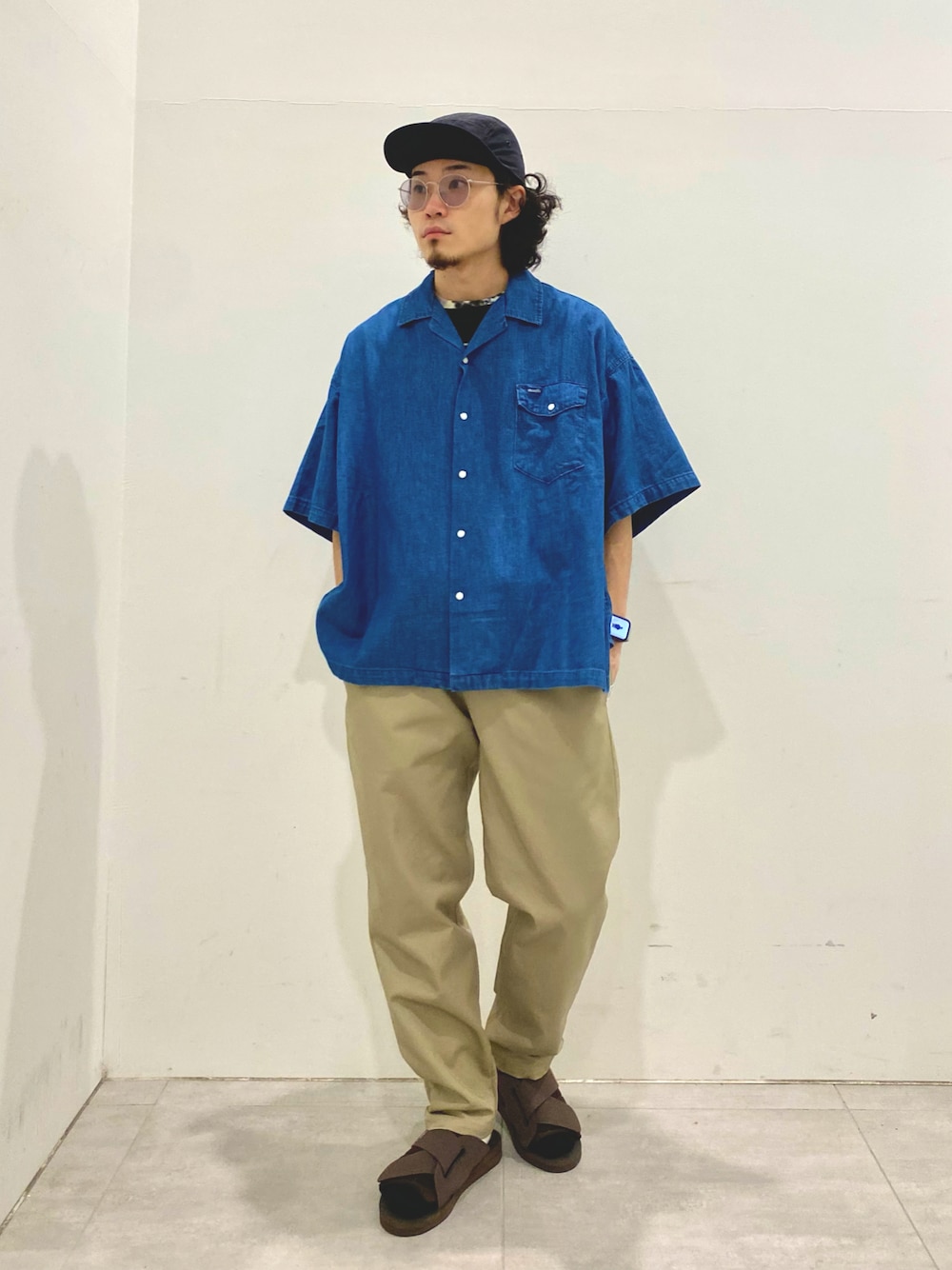 ブルー系のシャツ/ブラウス、ベージュ系のその他パンツ、ブラウン系のサンダルを着用したメンズの夏コーディネートの1枚目の写真