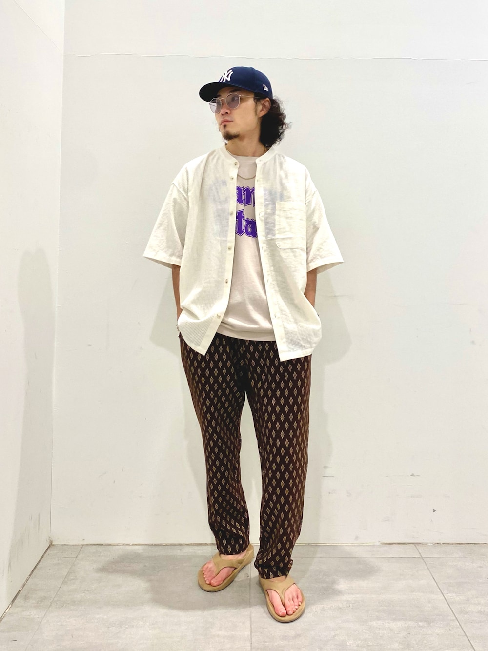 ホワイト系のシャツ/ブラウス、グレー系のTシャツ/カットソー、ブラウン系のその他パンツを着用したメンズの夏コーディネートの1枚目の写真
