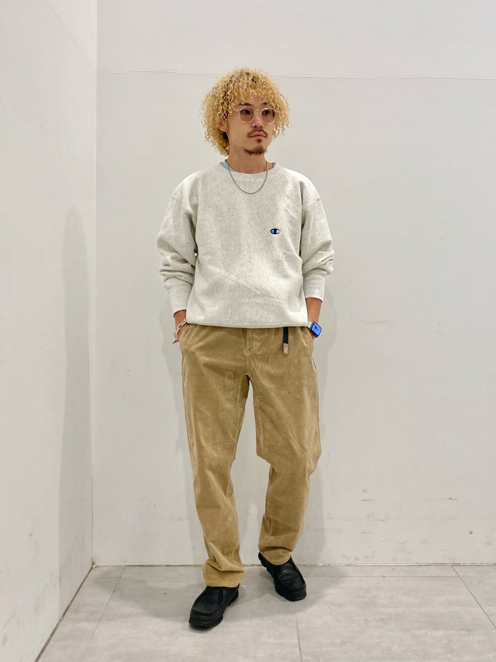 ホワイト系のスウェット、ベージュ系のその他パンツを着用したメンズの秋コーディネートの1枚目の写真
