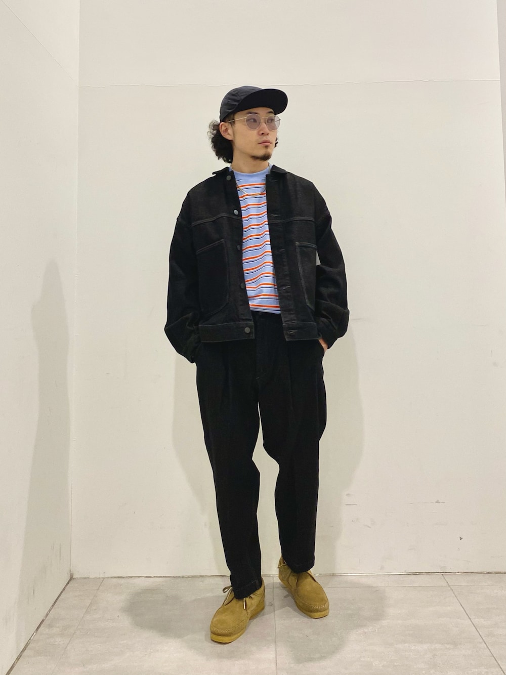 ブラック系のデニムジャケット、ブラック系のデニムパンツ、ブルー系のTシャツ/カットソーを着用したメンズの夏コーディネートの1枚目の写真
