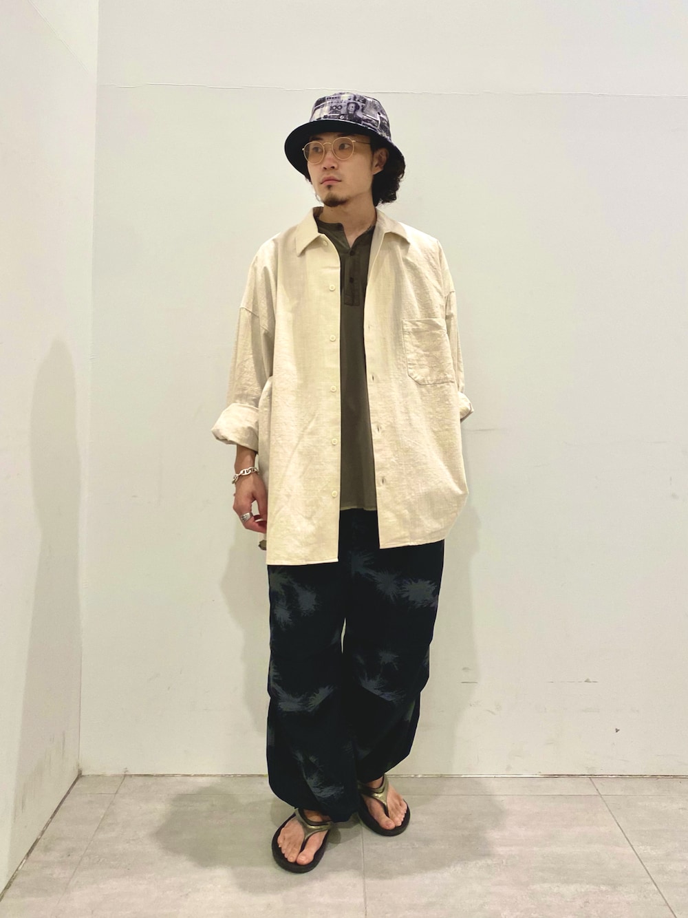 ベージュ系のシャツ/ブラウス、グリーン系のTシャツ/カットソー、ブラック系のその他パンツを着用したメンズの夏コーディネートの1枚目の写真