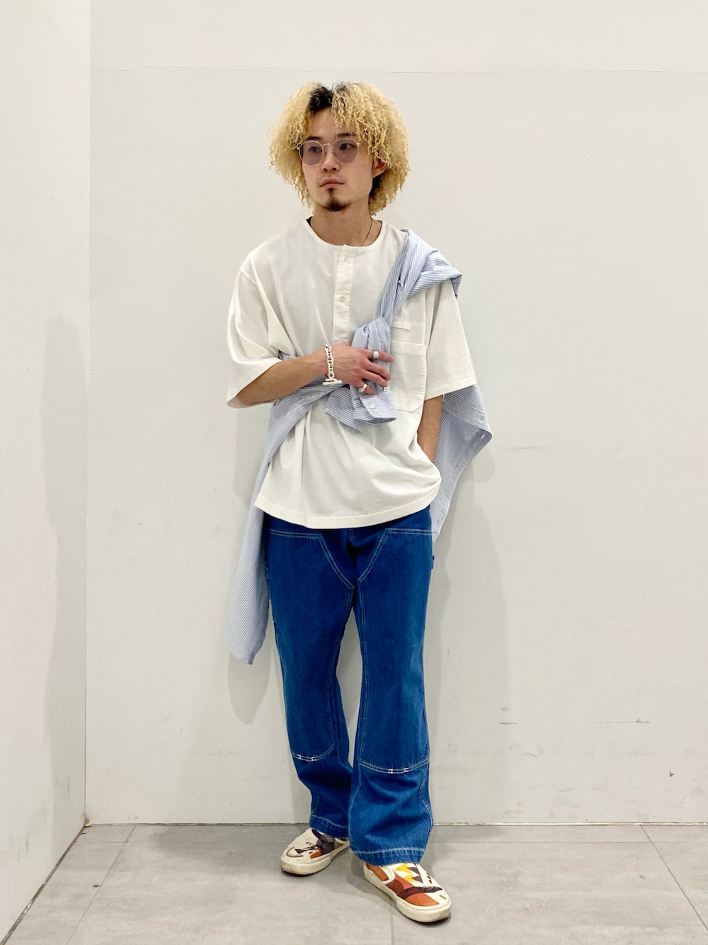 ブルー系のシャツ/ブラウス、ホワイト系のTシャツ/カットソー、ブルー系のデニムパンツを着用したメンズの春コーディネートの1枚目の写真