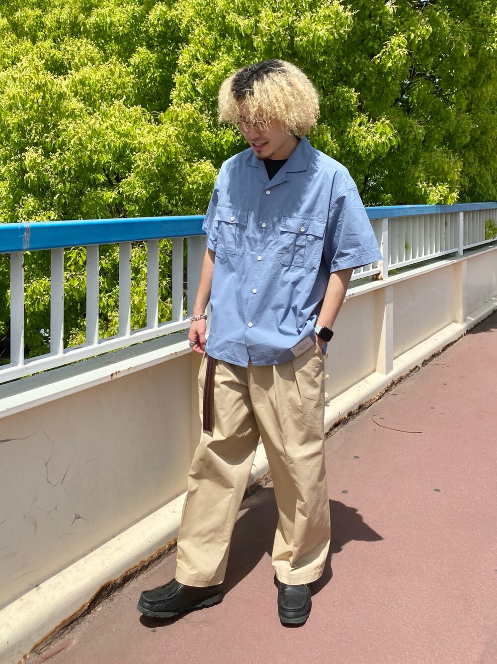 ブルー系のシャツ/ブラウス、ベージュ系のチノパンツを着用したメンズの夏コーディネートの1枚目の写真