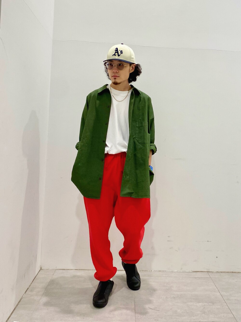 グリーン系のシャツ/ブラウス、レッド系のスウェットパンツを着用したメンズの秋コーディネートの1枚目の写真