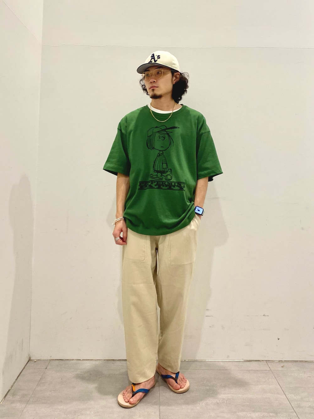 グリーン系のTシャツ/カットソー、ホワイト系のその他パンツを着用したメンズの夏コーディネートの1枚目の写真