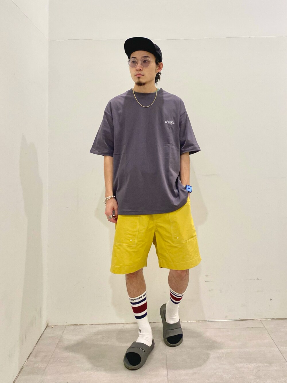 ブラック系のTシャツ/カットソー、イエロー系のその他パンツを着用したメンズの夏コーディネートの1枚目の写真