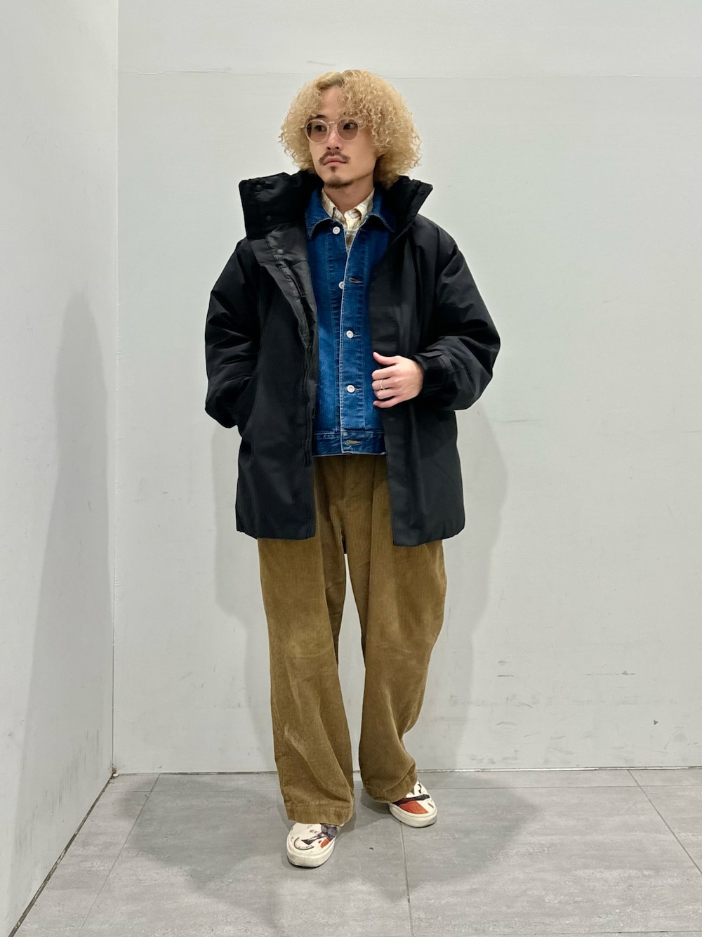 「オトナカジュアル、冬アウター、レイヤードスタイル、ビッグシルエット、ミリタリー、スラックス、休日スタイル、メガネ男子、ストリート、デニム、ダウンジャケット、コーデュロイ」｜「+phenixの【+phenix / プラスフェニックス】別注 GORE-TEX ショート ダウンコート（ダウンジャケット/コート、ブラック系）」を使った、kobaさん（メンズ・170cm）の秋コーディネートの1枚目の写真
