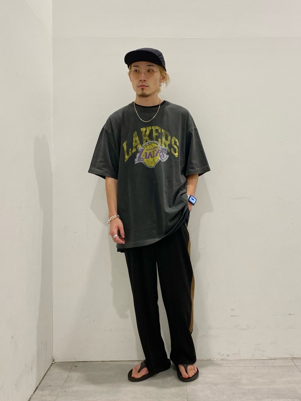 ブラック系のTシャツ/カットソー、ブラック系のその他パンツを着用したメンズの夏コーディネートの1枚目の写真