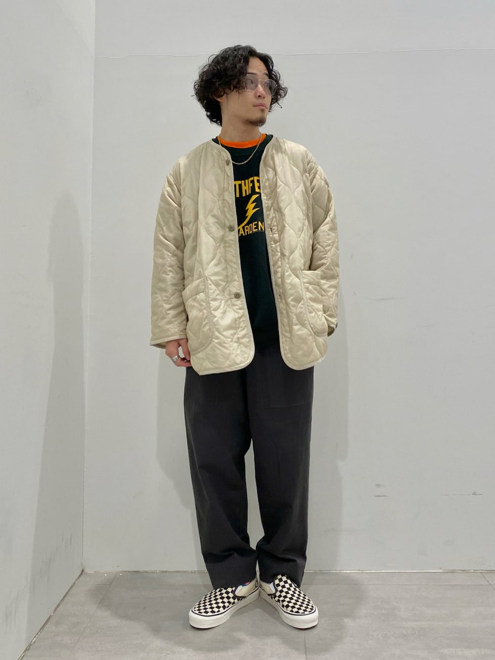 ベージュ系のブルゾン、ブラック系のチノパンツを着用したメンズの秋コーディネートの1枚目の写真