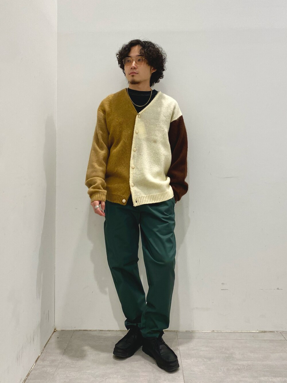 その他のカーディガン/ボレロ、グリーン系のチノパンツを着用したメンズの冬コーディネートの1枚目の写真