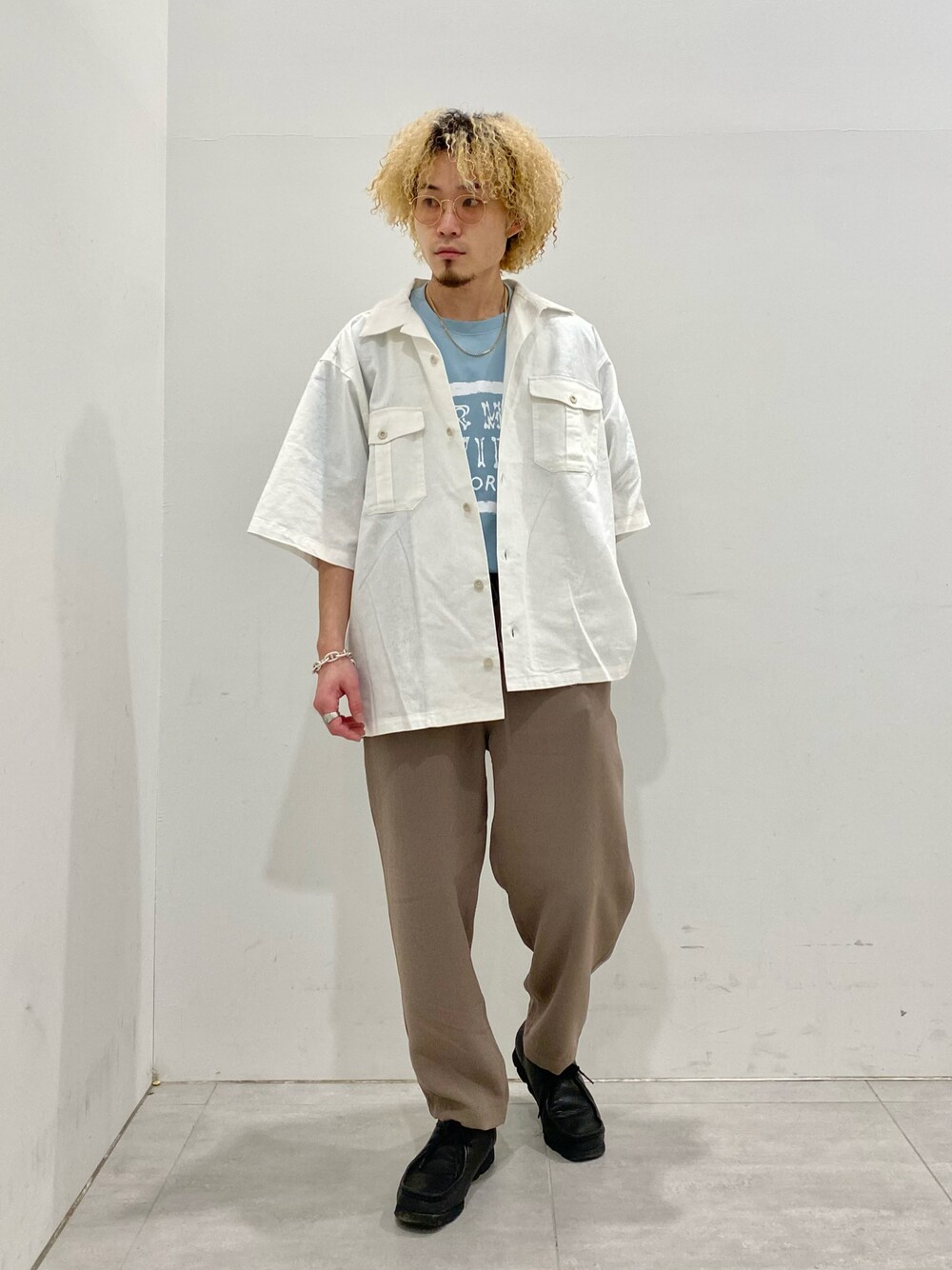 「スラックス、メガネ男子、休日スタイル、ビッグシルエット、シンプルコーデ、シャツスタイル、ベージュ、タックイン、春夏コーデ、夏カラー、ロゴT、夏コーデ、ミリタリー、リネン」｜「ARMY TWILLの【ARMY TWILL / アーミーツイル】別注 ユーティリティシャツ（シャツ/ブラウス、ホワイト系）」を使った、kobaさん（メンズ・170cm）の春コーディネートの1枚目の写真