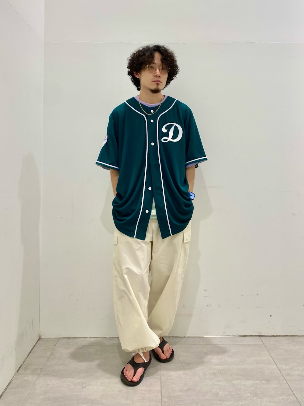 グリーン系のシャツ/ブラウス、パープル系のTシャツ/カットソー、ベージュ系のカーゴパンツを着用したメンズの夏コーディネートの1枚目の写真