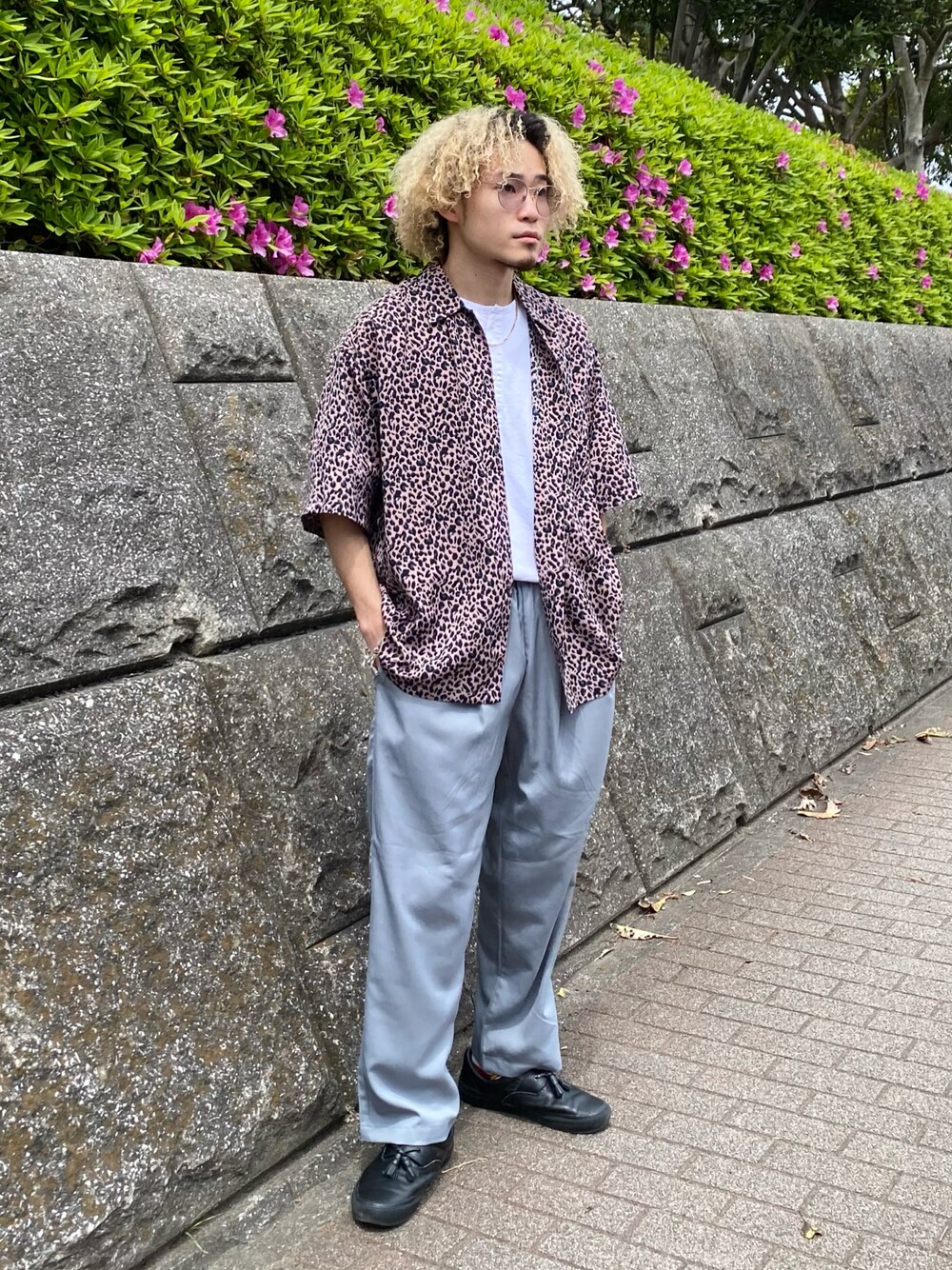 ピンク系のシャツ/ブラウス、ホワイト系のTシャツ/カットソー、ブルー系のスラックスを着用したメンズの夏コーディネートの1枚目の写真