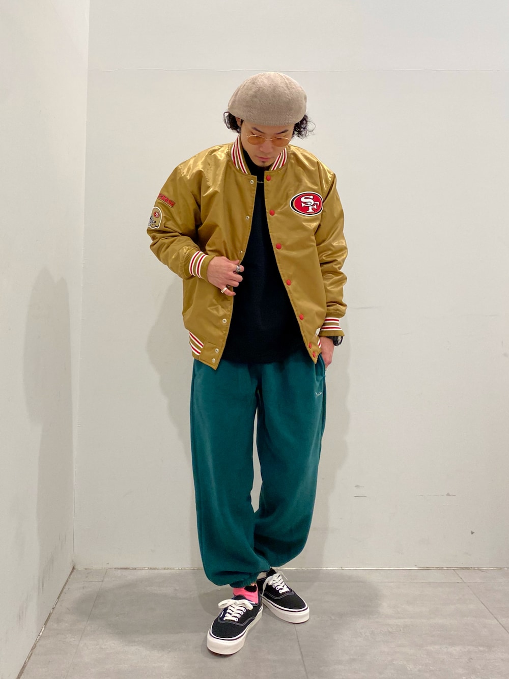 その他のジャケット/アウター、ブラック系のTシャツ/カットソー、グリーン系のその他パンツを着用したメンズの秋コーディネートの1枚目の写真