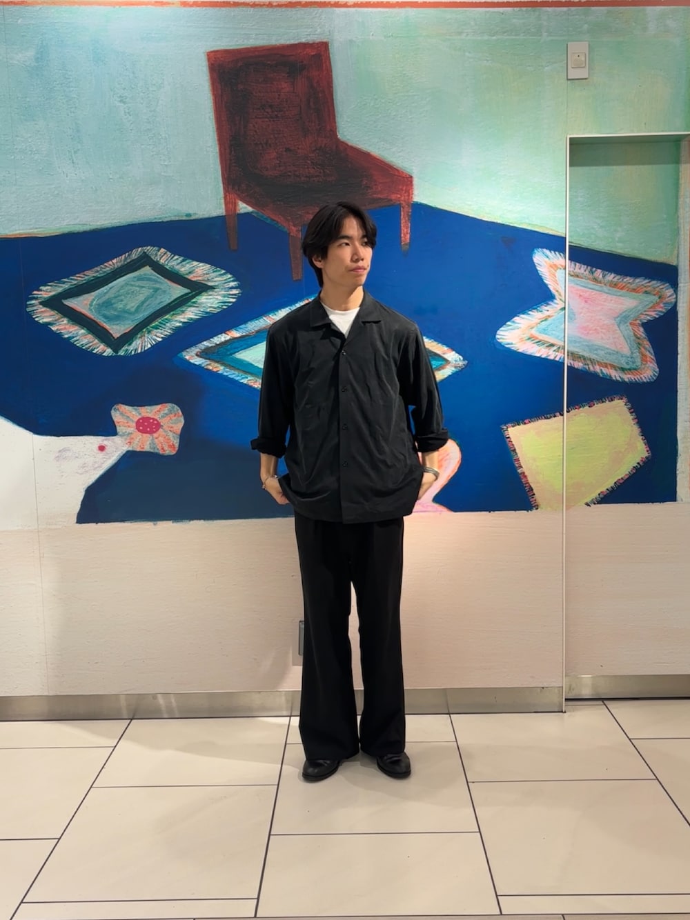 ブラック系のシャツ/ブラウス、ブラック系のその他パンツを着用したメンズの春コーディネートの1枚目の写真