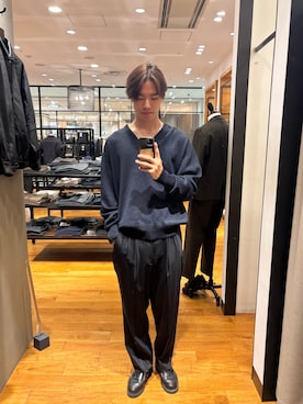 「URBAN RESEARCH（アーバンリサーチ）のnew basic　WASHI WOOL V-NECK KNIT（ニット/セーター、ブルー系）」を使った、ハルさん（メンズ・183cm）の秋コーディネート