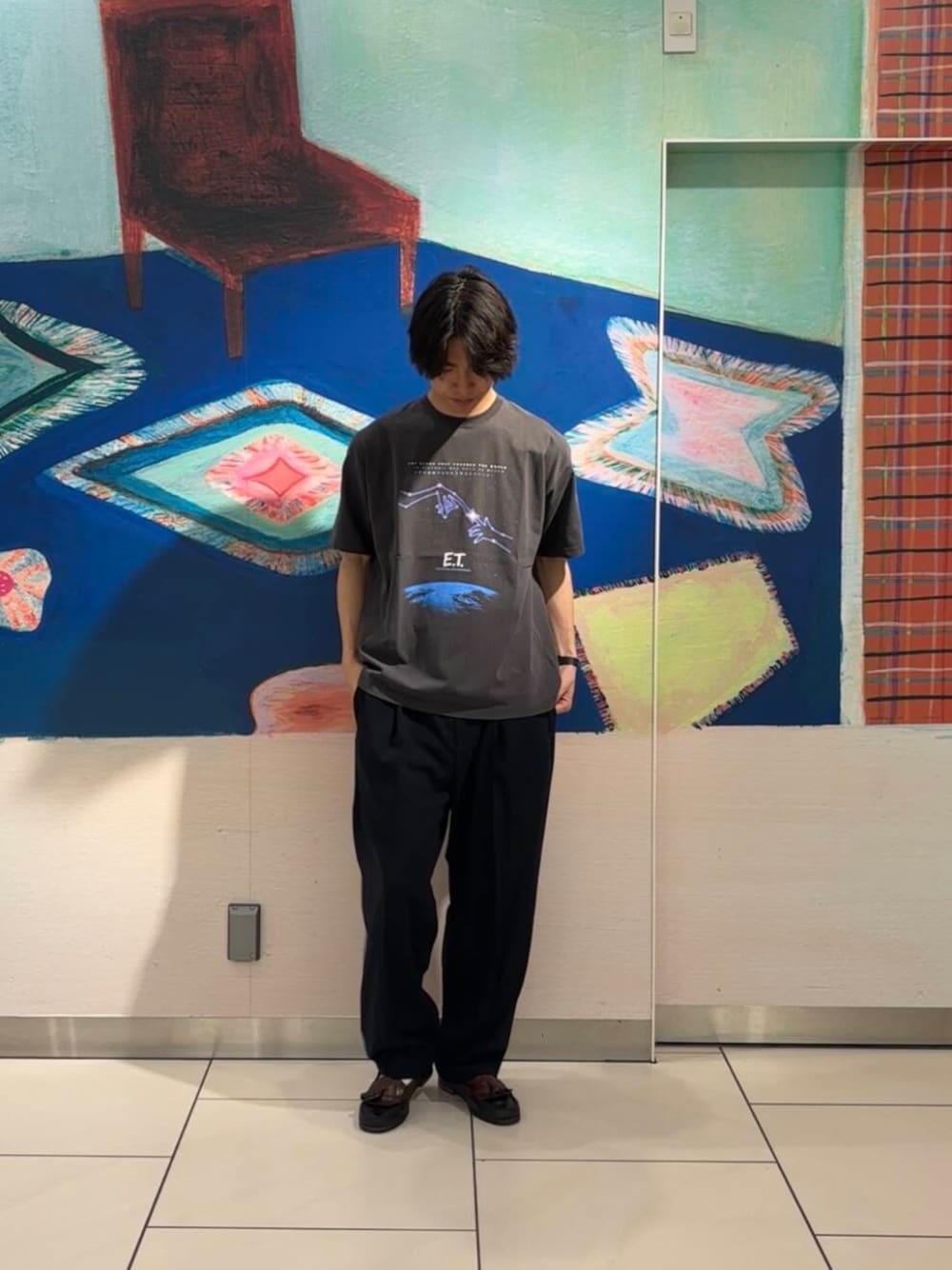 「休日コーデ、大学生、20代、通学コーデ、大学生コーデ、細身、旅行コーデ、骨格ウェーブ、外遊びコーデ、ウェーブ×高身長、一枚で決まるtシャツ」｜「ATONの『別注』ATON×URBAN RESEARCH　TWO TUCKED EASY PANTS（その他パンツ、ブルー系）」を使った、ハルさん（メンズ・183cm）の夏コーディネートの1枚目の写真