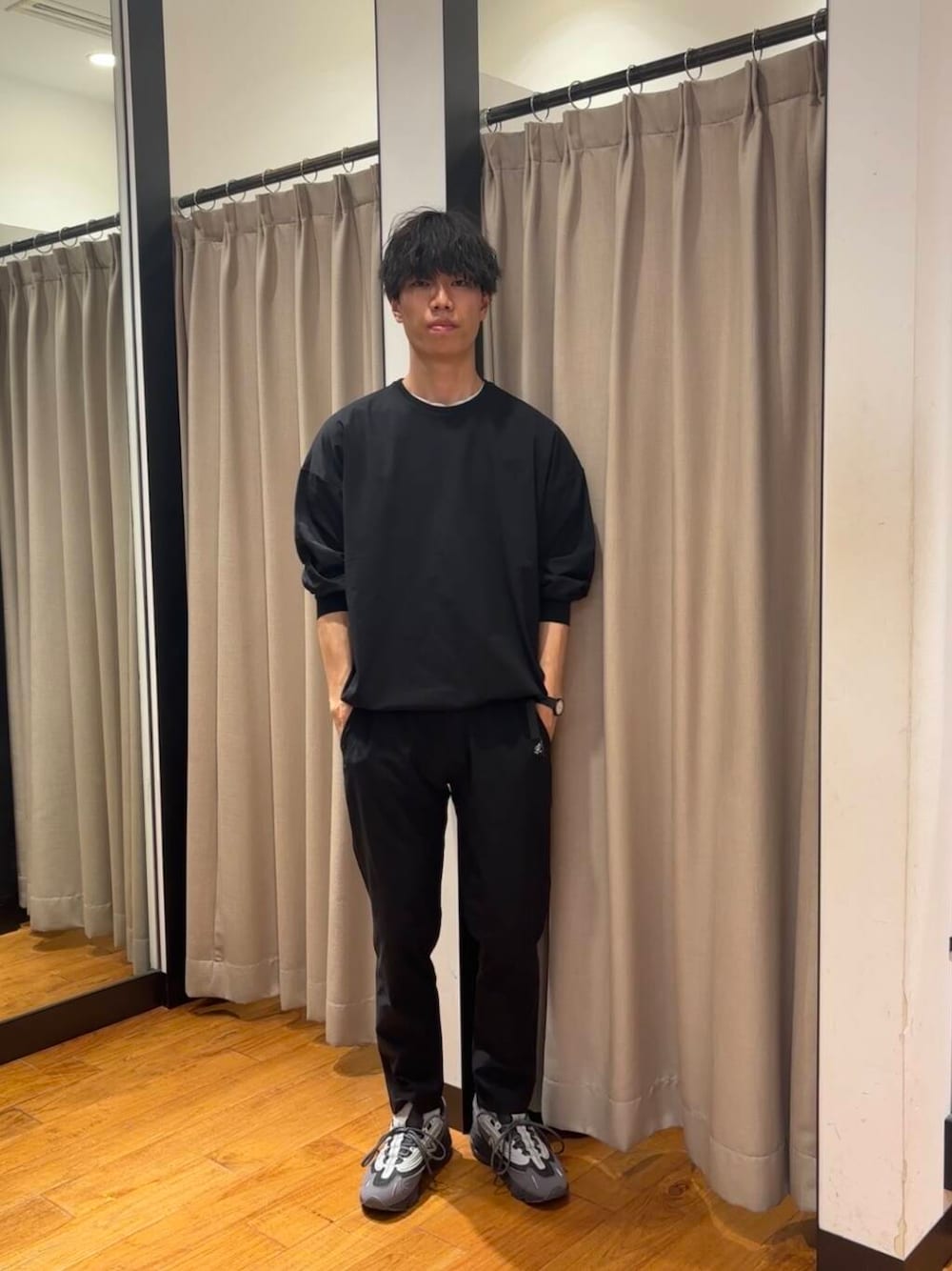 ブラック系のその他パンツ、グレー系のスニーカー、ブルー系のTシャツ/カットソーを着用したメンズの春コーディネートの1枚目の写真