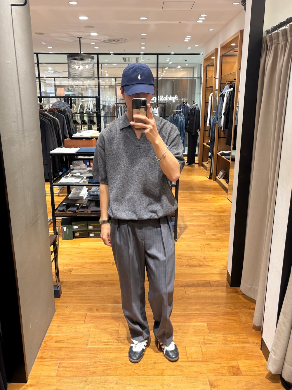 グレー系のニット/セーター、グレー系のその他パンツ、ブルー系のキャップを着用したメンズの春コーディネートの1枚目の写真