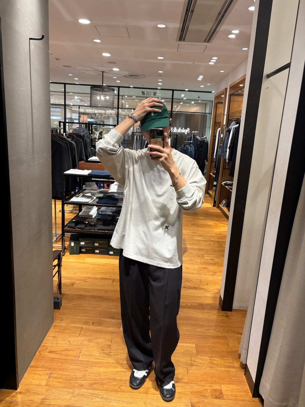 ベージュ系のTシャツ/カットソー、ブラック系のその他パンツ、ブラック系のスニーカーを着用したメンズの春コーディネートの1枚目の写真