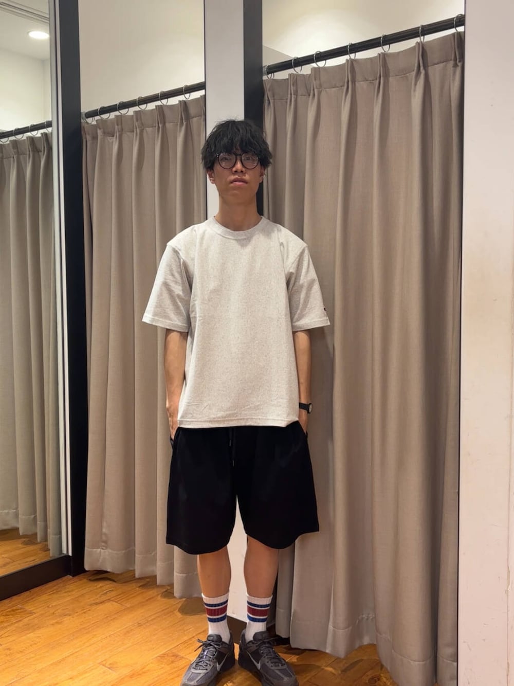 「休日コーデ、ショーツ、休日スタイル、大学生、20代、通学コーデ、大学生コーデ、細身、旅行コーデ、骨格ウェーブ、サマーショーツ、テーマパークコーデ、外遊びコーデ、ウェーブ×高身長」｜「URBAN RESEARCHのSHADE TECH SHORT PANTS（その他パンツ、ブルー系）」を使った、ハルさん（メンズ・183cm）の春コーディネートの1枚目の写真