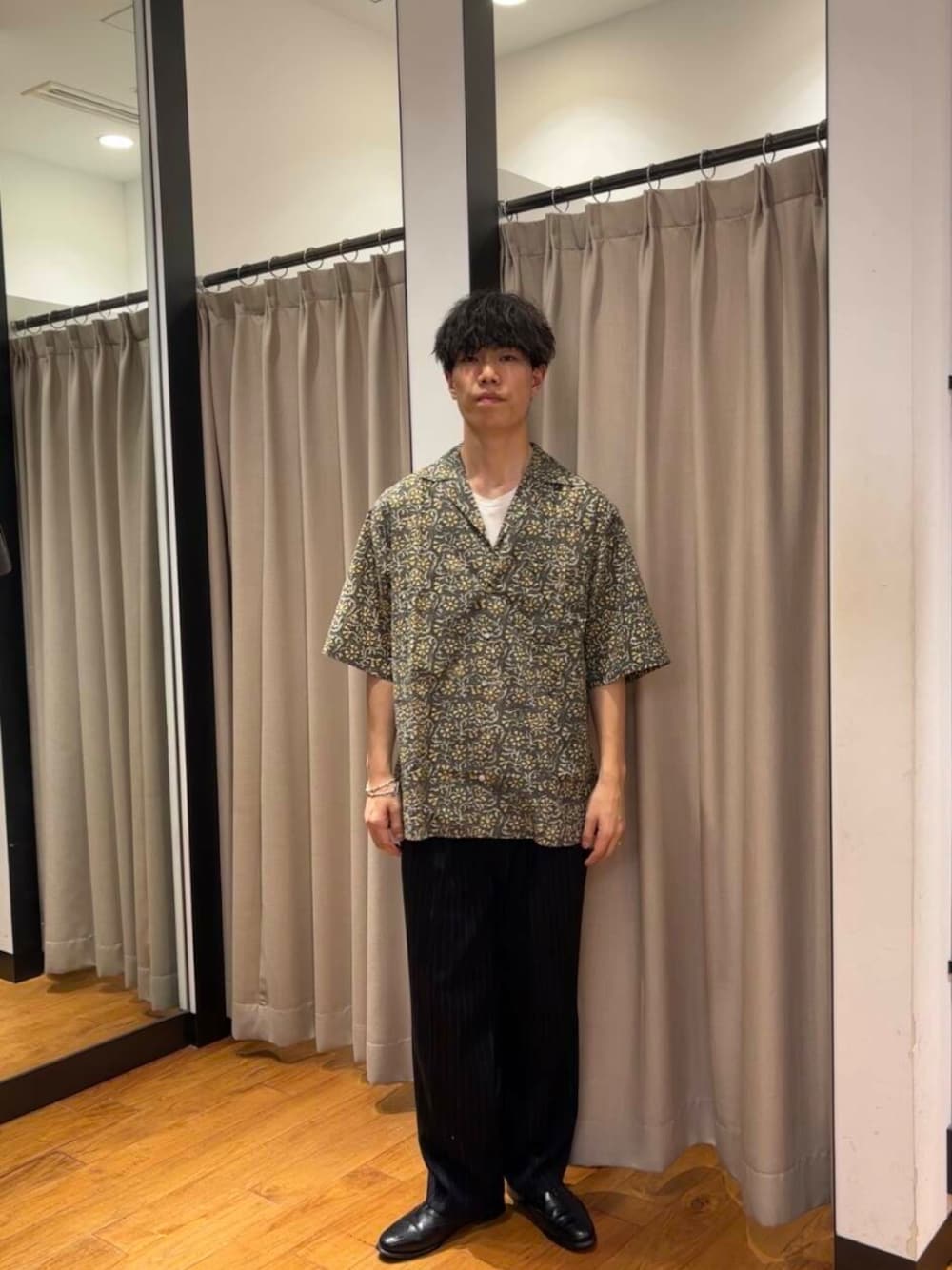 「柄シャツ、オープンカラー、休日コーデ、大学生、20代、通学コーデ、大学生コーデ、細身、旅行コーデ、骨格ウェーブ、暑い、一枚でもオシャレ、即戦力シャツコーデ、外遊びコーデ、ウェーブ×高身長」｜「PHILIPPE AUDIBERTのPHILIPPE AUDIBERT　Kenton necklace（ネックレス、シルバー系）」を使った、ハルさん（メンズ・183cm）の春コーディネートの1枚目の写真