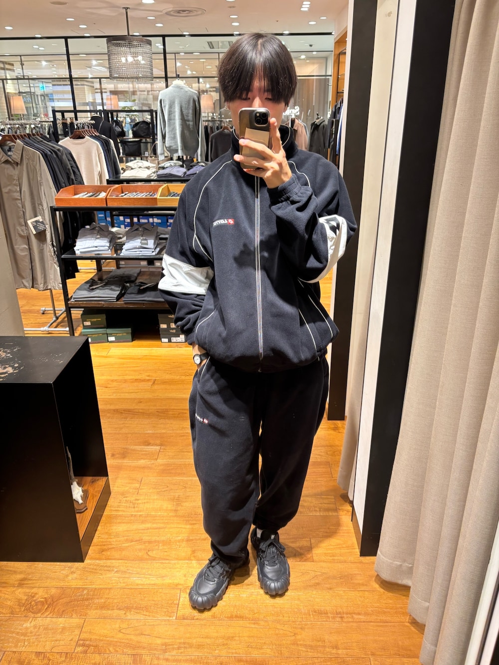 ブルー系のブルゾン、ブルー系のその他パンツを着用したメンズの秋コーディネートの1枚目の写真