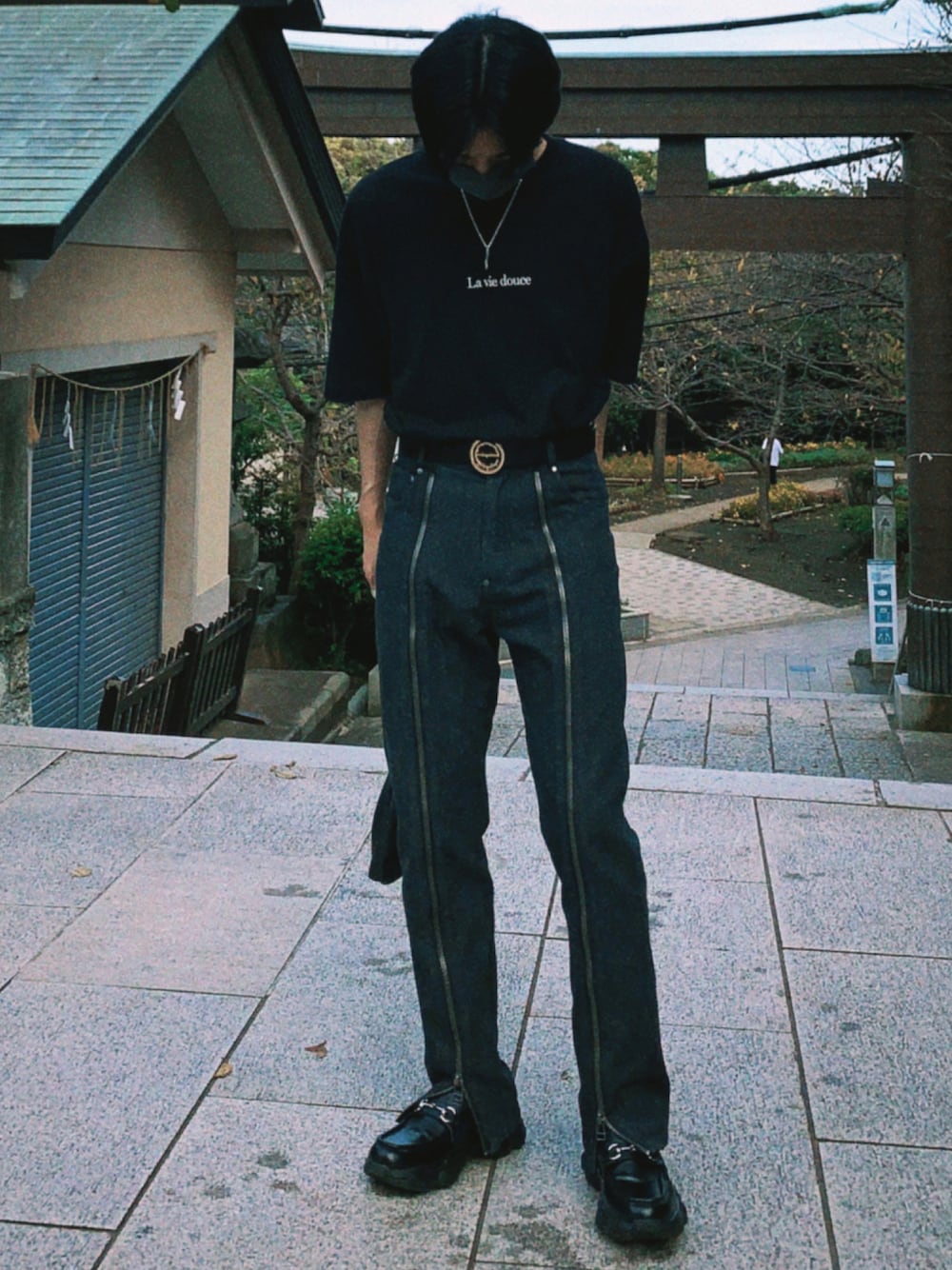 「古着、デニム、カジュアル、シンプル、ワントーンコーデ、Tシャツ、ローファー、秋のコーデ、黒、オールブラック、デニムパンツ、タックイン、モード、シンプルコーデ、だから秋服が好き」｜「ConfirmのConfirm / コンファーム ボーイ/ガール イラストビッグTシャツ（Tシャツ/カットソー、ブラック系）」を使った、じゅんさん（メンズ・171cm）の秋コーディネートの1枚目の写真