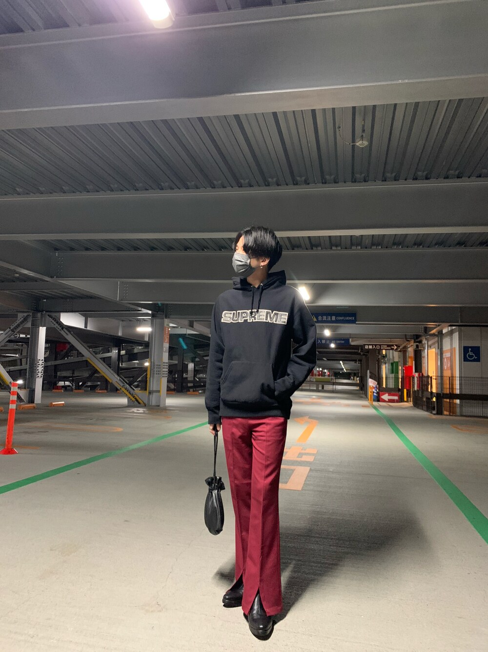 「秋冬コーデ、おしゃれさんと繋がりたい、カジュアルコーデ、wearhalloween2021、オーバーサイズ、秋服、秋のコーデ、大人カジュアル、ブラック、古着、スラックス、レッド、パーカー、シュプリーム」｜「Supreme のアイテム（パーカー、ブラック系）」を使った、じゅんさん（メンズ・171cm）の秋コーディネートの1枚目の写真