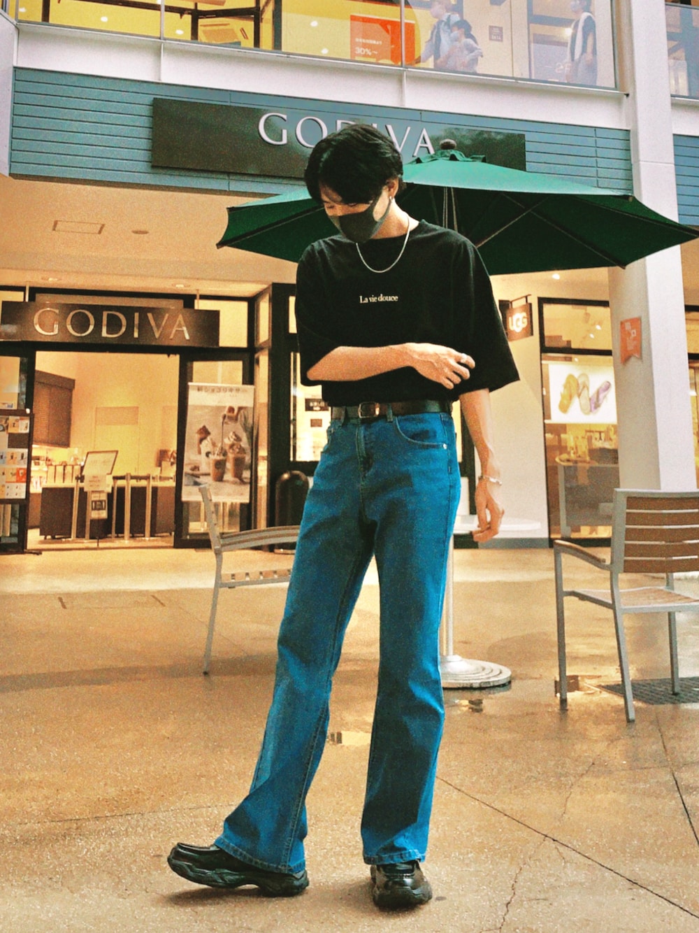 「オーバーサイズ、シンプル、ラフ、デニム、デニムパンツ、フレアデニム、フレアパンツ、黒Tシャツ、黒、ローファー、厚底シューズ、Tシャツ、プチプラコーデ、ラブアンドピース2021、秋コーデ」｜「ConfirmのConfirm / コンファーム ボーイ/ガール イラストビッグTシャツ（Tシャツ/カットソー、ブラック系）」を使った、じゅんさん（メンズ・170cm）の秋コーディネートの1枚目の写真