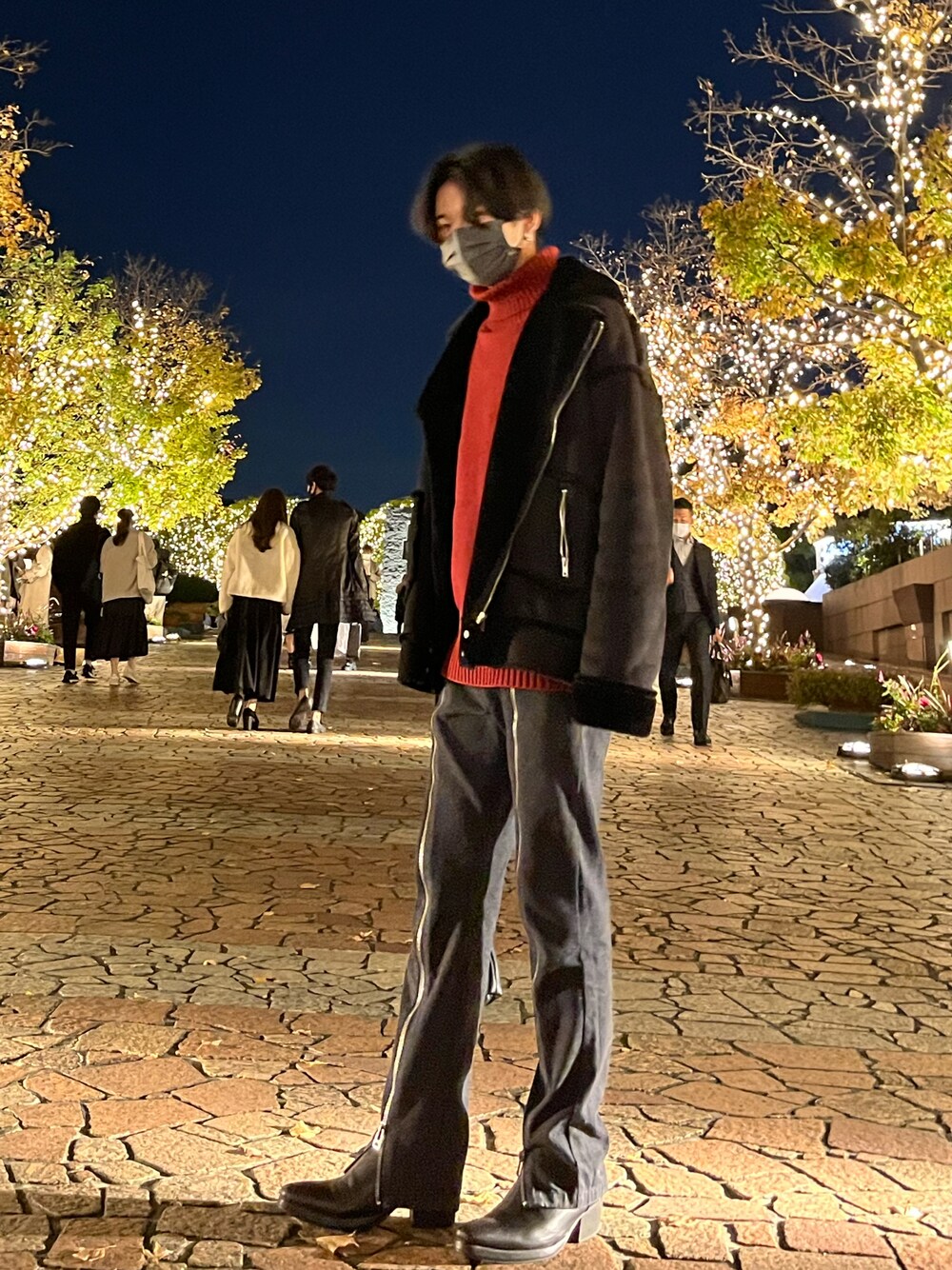 「クリスマスに着たい服、秋冬コーデ、オトナカジュアル、今日のコーデ、冬、おしゃれさんと繋がりたい、大人コーデ、タートルネック、きれいめカジュアル、ビッグシルエット、デニムパンツ、モード、赤、キレイめ、オールブラック」｜「G.O.Cのオーバーサイズムートンライダースジャケット（ムートンコート、ブラック系）」を使った、じゅんさん（メンズ・171cm）の冬コーディネートの1枚目の写真