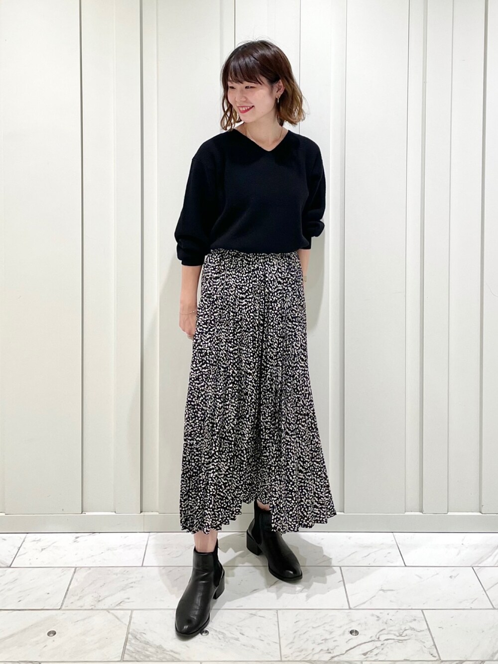 「オトナカジュアル、休日コーデ、セットアイテム、インディヴィ、INDIVI、カジュアル、スカート、おしゃれさんと繋がりたい、秋のコーデ、モノクロコーデ、ショートブーツ」｜「INDIVIの【2点セット】袖パフニット＆柄プリーツスカート セットアップ（セットアップ、ブラック系）」を使った、kanaさん（レディース・159cm）の秋コーディネートの1枚目の写真
