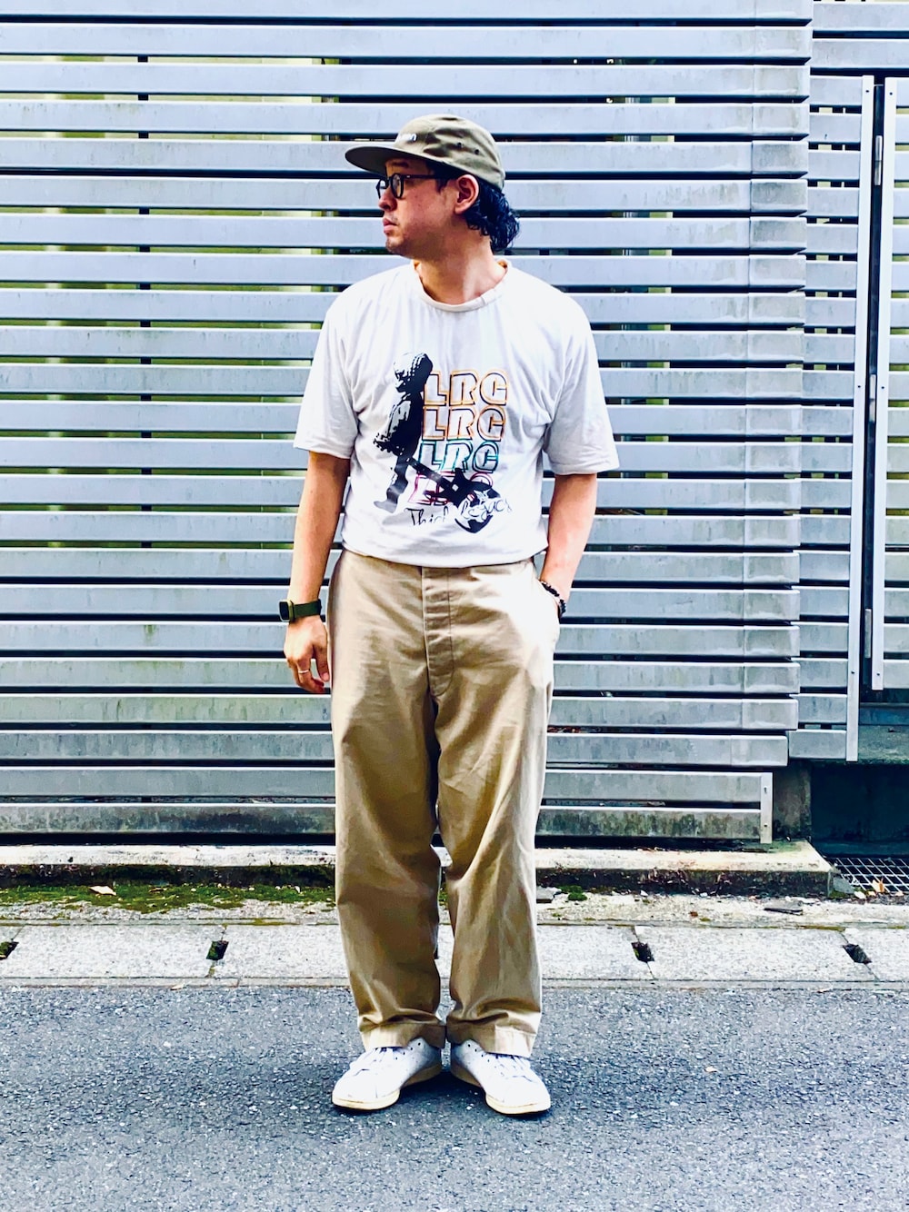 「キャップ、Tシャツ、チノパン、スニーカー、白スニーカー、メガネ男子、タックイン、古着MIX、古着コーデ、淡色コーデ、シティーボーイ、アメカジ、アメカジコーデ、アメカジスタイル、アメカジな研究者」｜「adidasのスタンスミス / Stan Smith / アディダスオリジナルス adidas Originals（スニーカー、ホワイト系）」を使った、joeさん（メンズ・177cm）の夏コーディネートの1枚目の写真