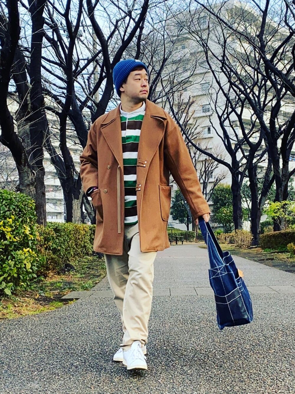 「帽子男子、帽子コーデ、ニット帽、ニット帽男子、コートスタイル、コートコーデ、チェスターコート、ビックシルエット、ラガーシャツ、チノパン、チノパンコーデ、アメカジ、アメカジコーデ、アメカジスタイル、アメカジな研究者」｜「adidasのスタンスミス [STAN SMITH] アディダスオリジナルス（スニーカー、ホワイト系）」を使った、joeさん（メンズ・177cm）の冬コーディネートの1枚目の写真
