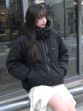 「NANGA（ナンガ）のNANGA/ナンガ AURORA TEX DOWN JACKET オーロラテックス ダウンジャケット フードあり メンズ レディース 2026年 秋 秋服 冬 冬服（ダウンジャケット/コート、ブラック系）」を使った、迎　稀羅莉さん（レディース・160cm）の秋コーディネート