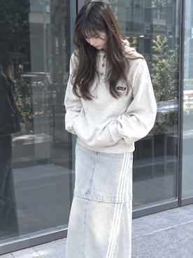 「NANGA（ナンガ）のNANGA/ナンガ ECO HYBRID MINI BOX LOGO EMBROIDERY SWEAT HOODIE エコハイブリッド ミニボックスロゴエンブロイダリー スウェットフーディー パーカー 胸ロゴ刺繍 ポケットあり メンズ レディース 2026年 秋 秋服 冬 冬服（パーカー、ベージュ系）」を使った、迎　稀羅莉さん（レディース・160cm）の秋コーディネート